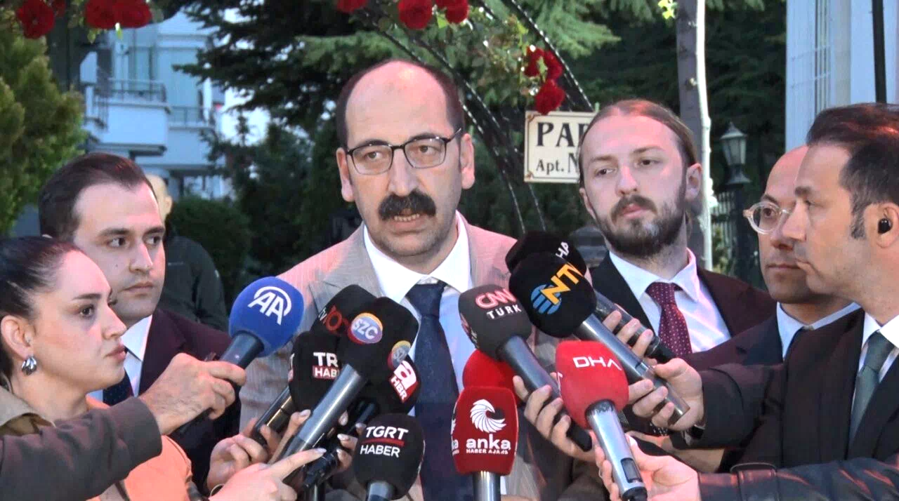 Kılıçdaroğlu’nun basın danışmanı: “Kılıçdaroğlu, en uygun zamanda partiyi kurultaya götürmekle ilgili niyetini Özel’e iletti”