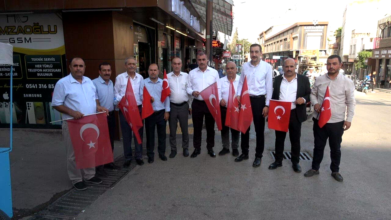 Kilis’te siyasi parti il başkanları, vatandaşlara Türk bayrağı dağıttı