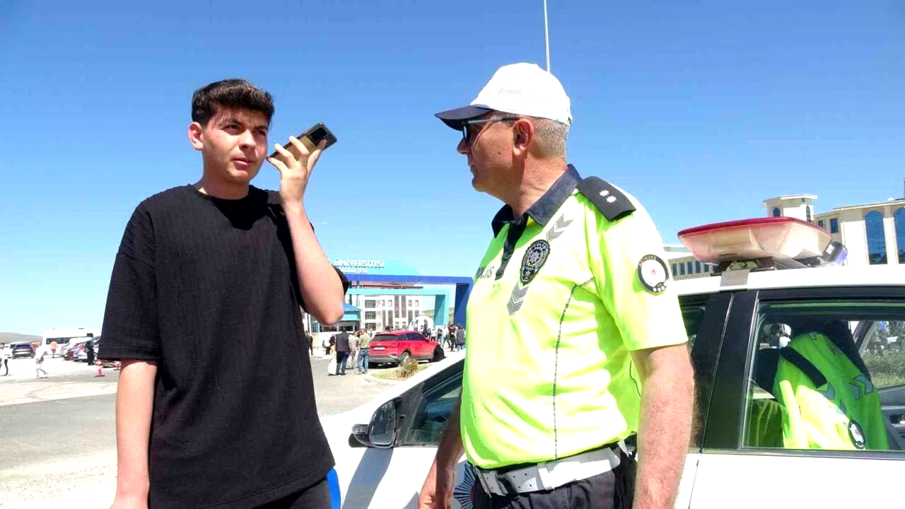 Kimliğini takside düşüren öğrencinin yardımına Bayburt polisi koştu: Komiser öğrenciyi sınava yetiştirdi