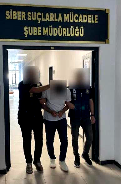 Kimlik bilgilerini çaldıkları vatandaşlar adına sahte kredi kartı çıkaran 2 şüpheli tutuklandı