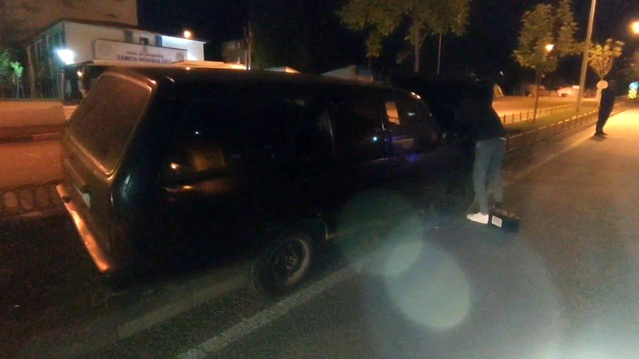 Kıontrolden çıkan otomobil refüje çıktı