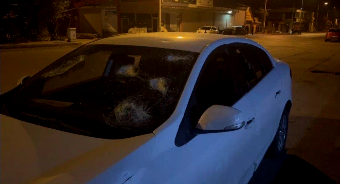 Kiraladığı otomobilin camlarını kırdı