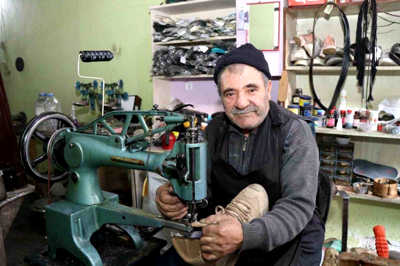 Kış geldi, ayakkabı tamircilerinin işleri açıldı