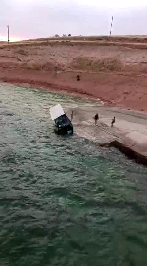 Kıyıdaki tekne rüzgarın etkisiyle suya gömüldü