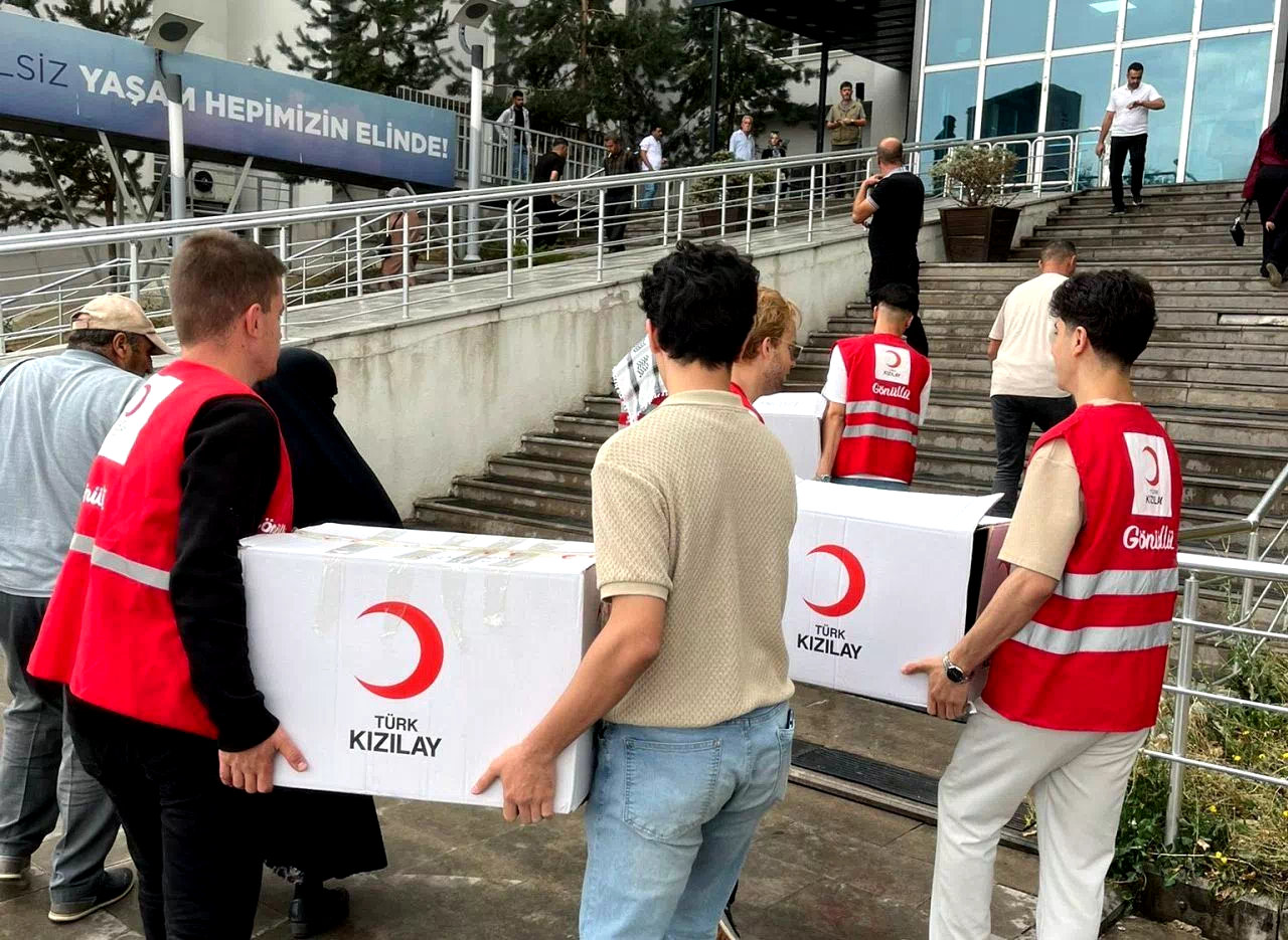 Kızılay Palandöken Şubesi gönülleri kazanıyor