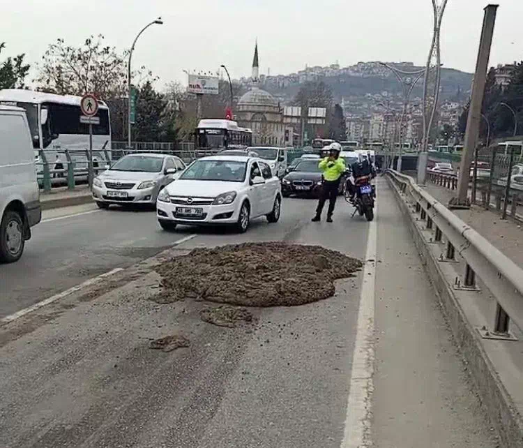 Kocaeli D100 Karayolunda Kamyondan Dökülen Çamur Trafikte Aksamalara Neden Oldu