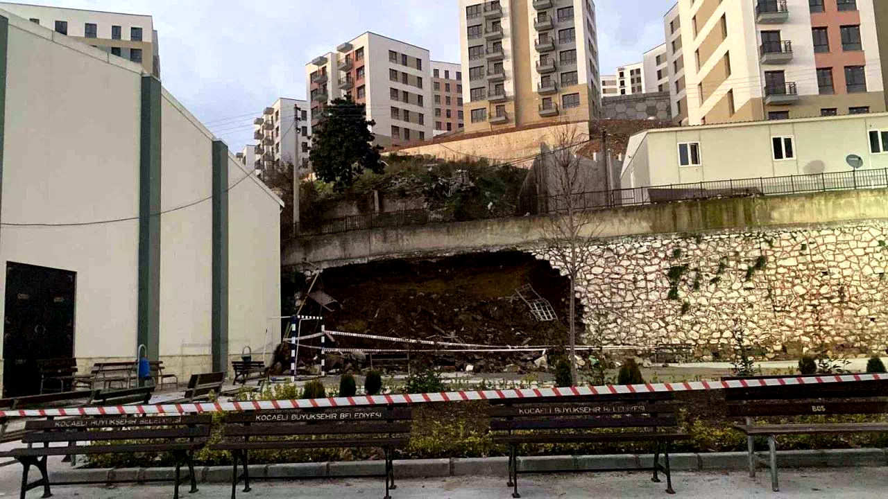 Kocaeli’de 10 metrelik istinat duvarı okul bahçesine devrildi