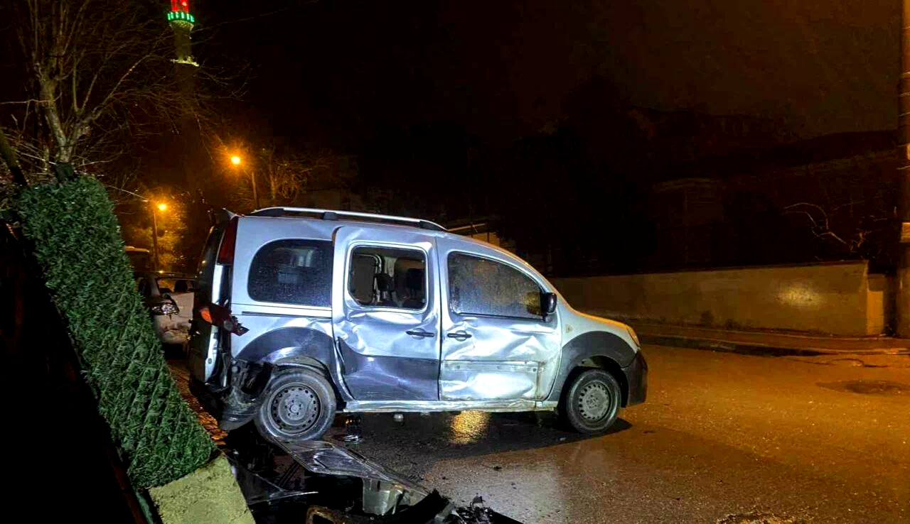Kocaeli’de 3 aracın karıştığı zincirleme kazada sürücü kaçtı: 1 yaralı