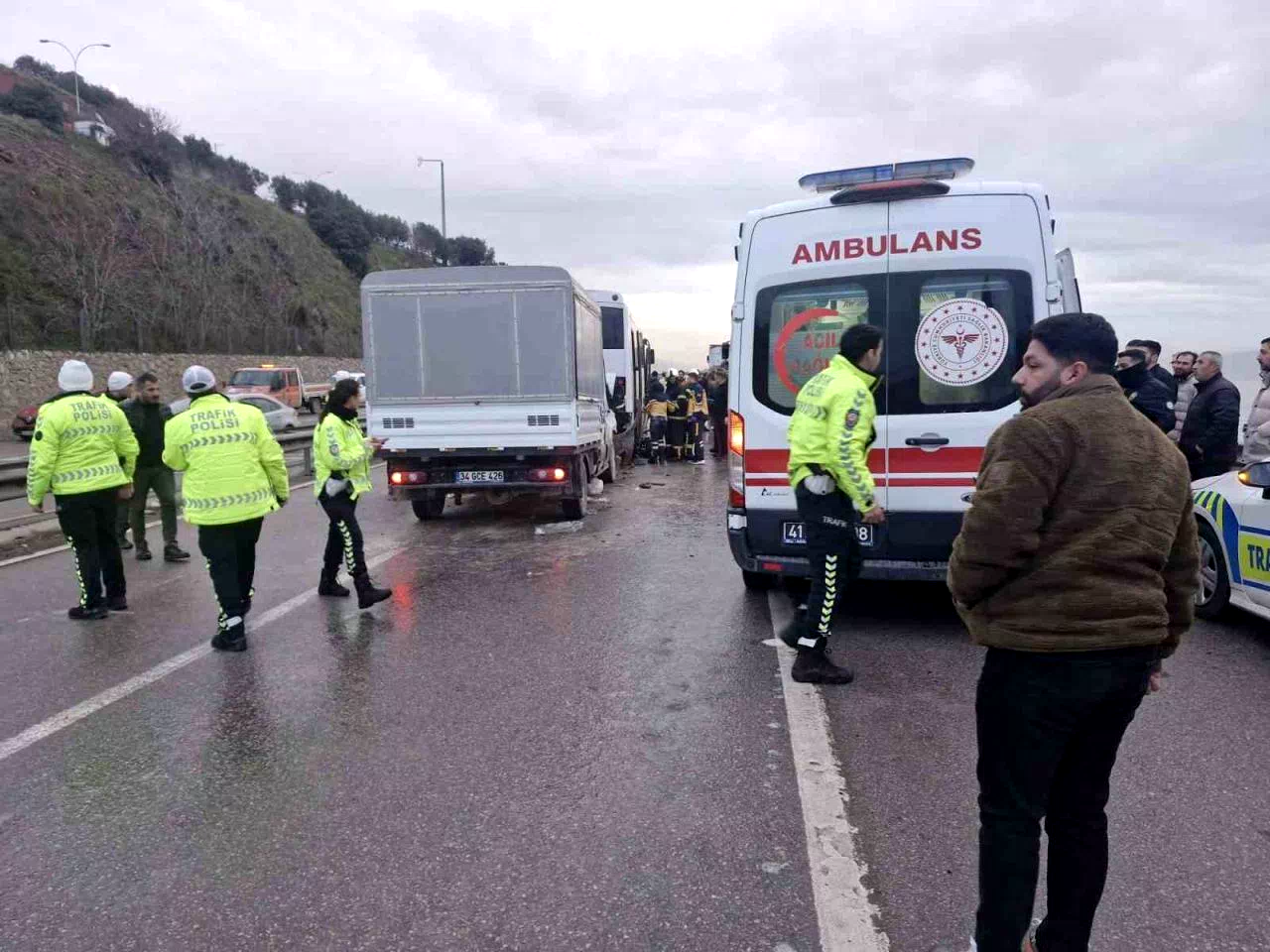 Kocaeli’de 3 araçlı zincirleme kaza: 7 yaralı