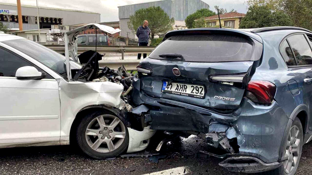 Kocaeli’de 5 araçlı zincirleme kaza: 1’i çocuk 5 yaralı