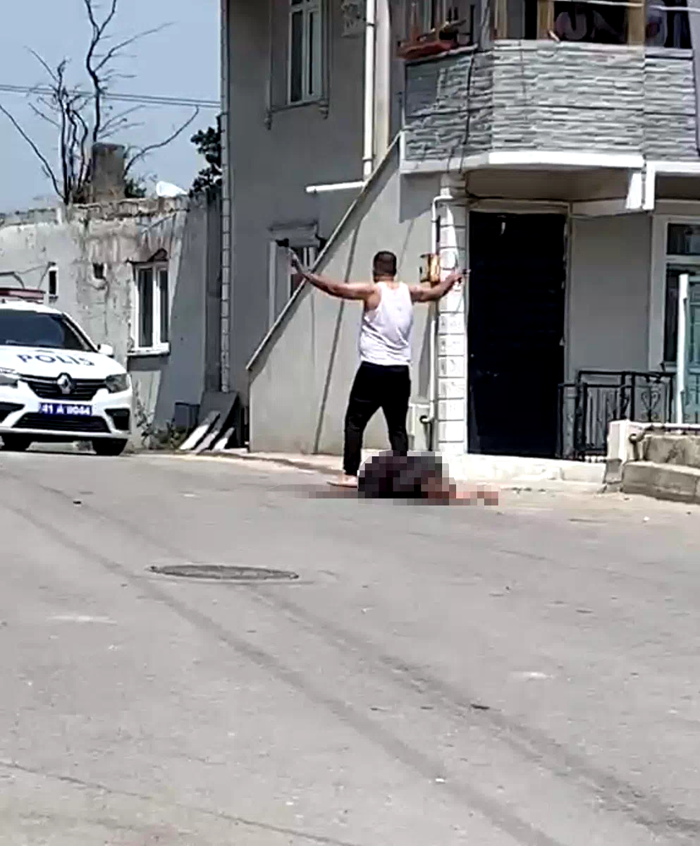 Kocaeli’de 5 çocuk annesi kadın eşi tarafından sokakta defalarca bıçaklandı