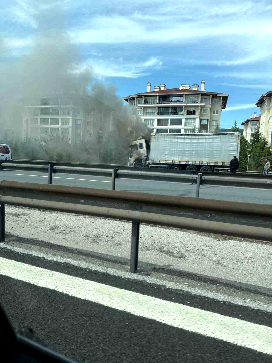 Kocaeli’de alevlere teslim olan tır, itfaiye ekiplerince söndürüldü