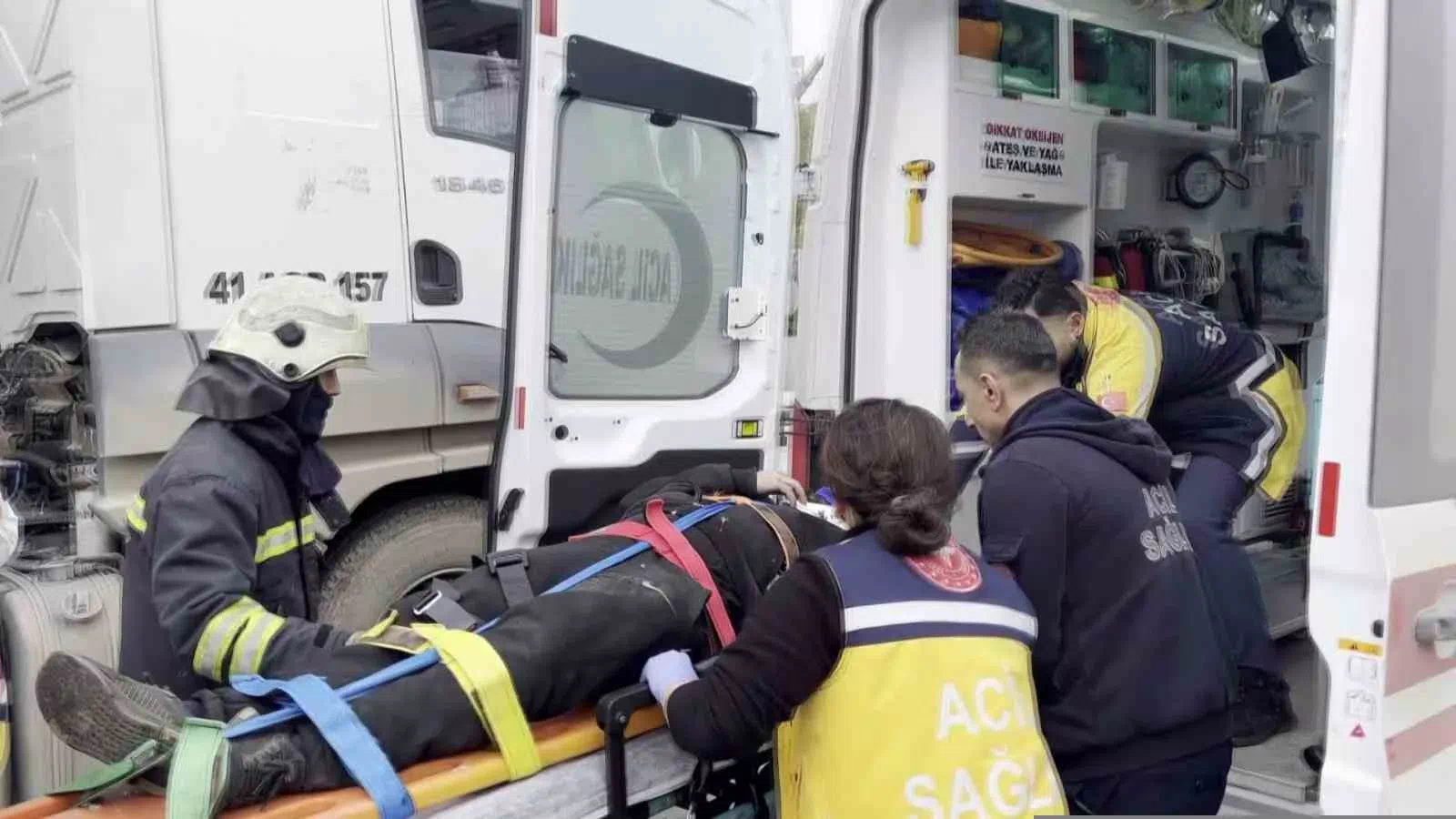 Kocaeli’de Ambulansla Otomobil Çarpıştı: 2 Yaralı