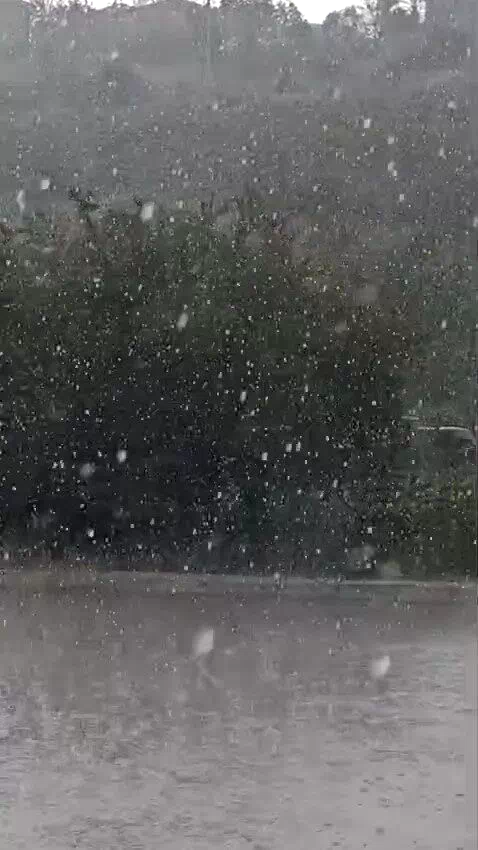 Kocaeli’de aniden bastıran dolu sürücülere zor anlar yaşattı