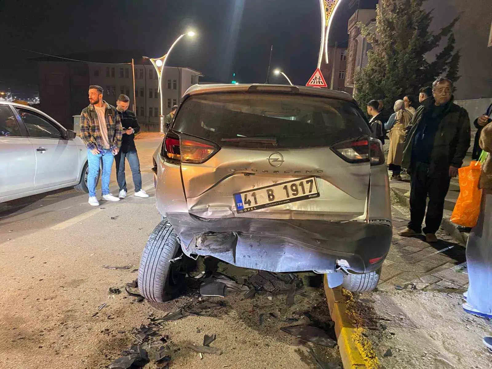 Kocaeli’de babasının arabasını çalan çocuk, 4 araca çarptıktan sonra hastaneye kaldırıldı.