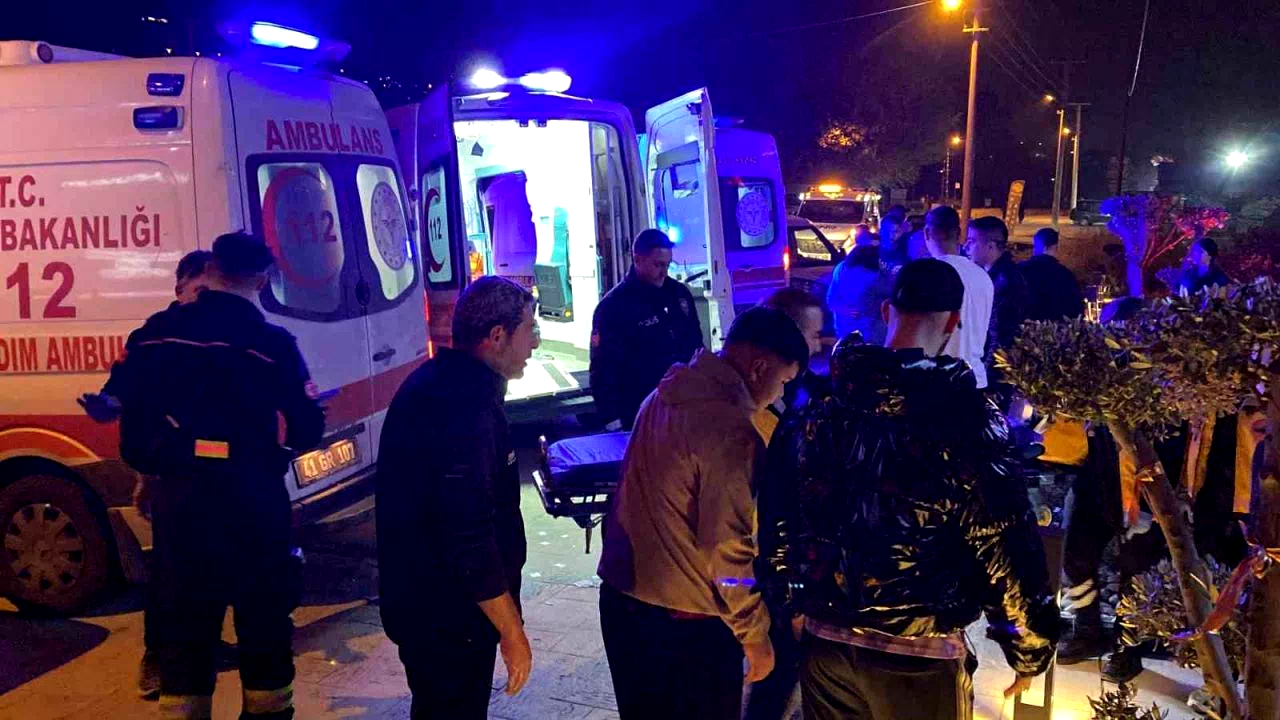 Kocaeli’de bisikletliye çarpmamak için manevra yapan otomobil direğe çarptı: 5 yaralı