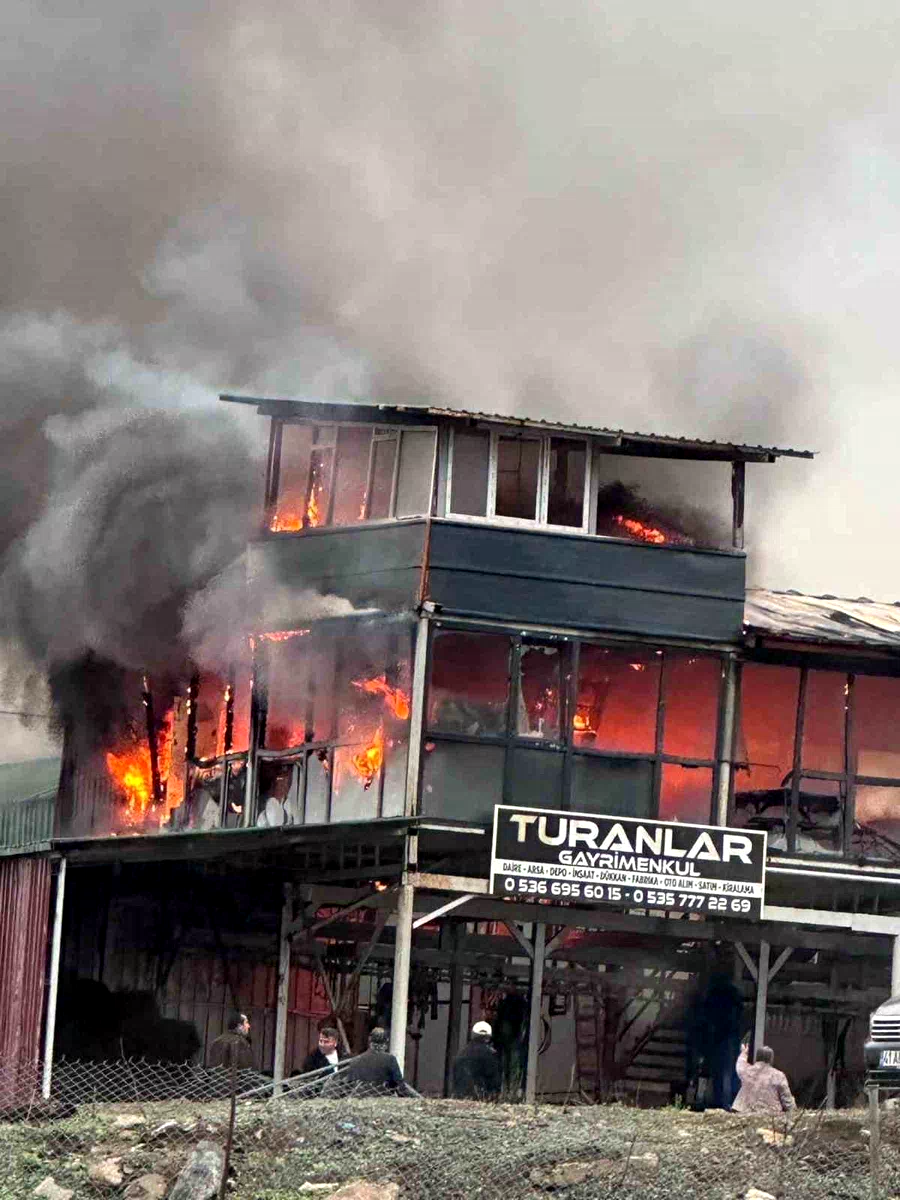 Kocaeli’de çıkan yangında 2 katlı konteyner küle döndü
