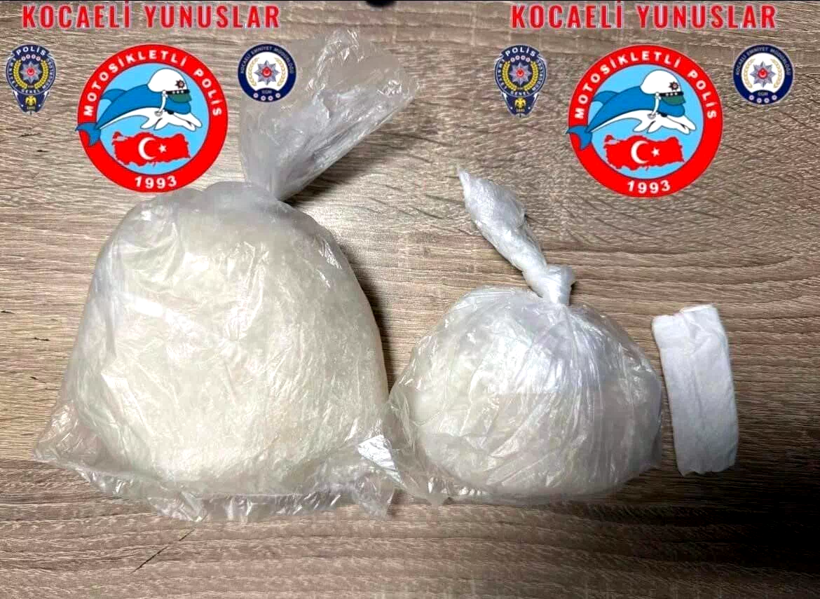 Kocaeli’de durdurulan 4 şüpheliden yüklü miktarda uyuşturucu çıktı
