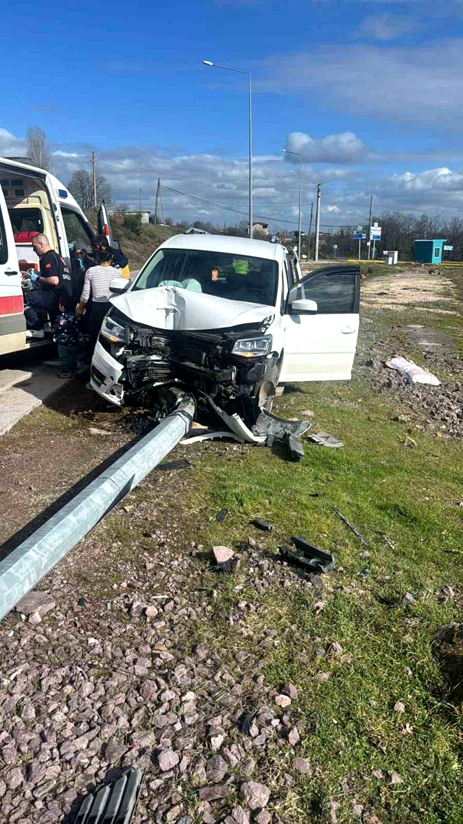 Kocaeli’de elektrik direğine çarpan otomobilin sürücüsü ağır yaralandı