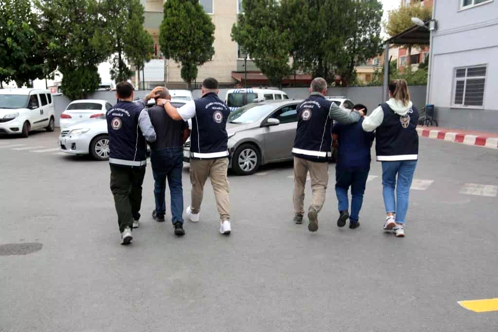 Kocaeli’de firari hükümlü ve 2 göçmen kaçakçısı tutuklandı