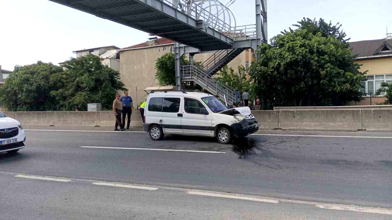 Kocaeli’de hafif ticari araç otomobile çarptı: 2 yaralı