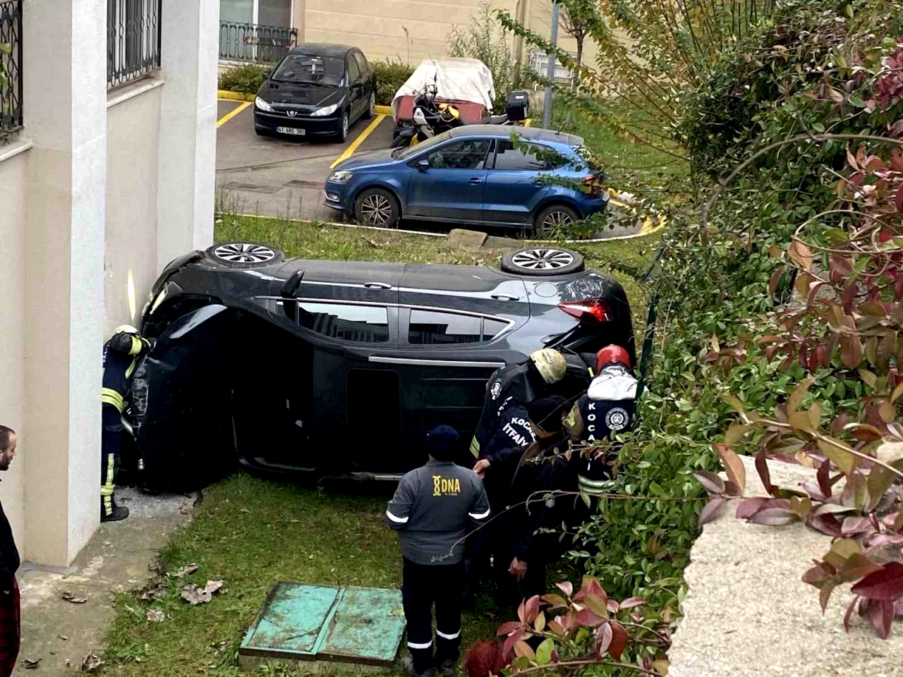 Kocaeli’de istinat duvarından düşen otomobildeki anne ve kızı yaralandı
