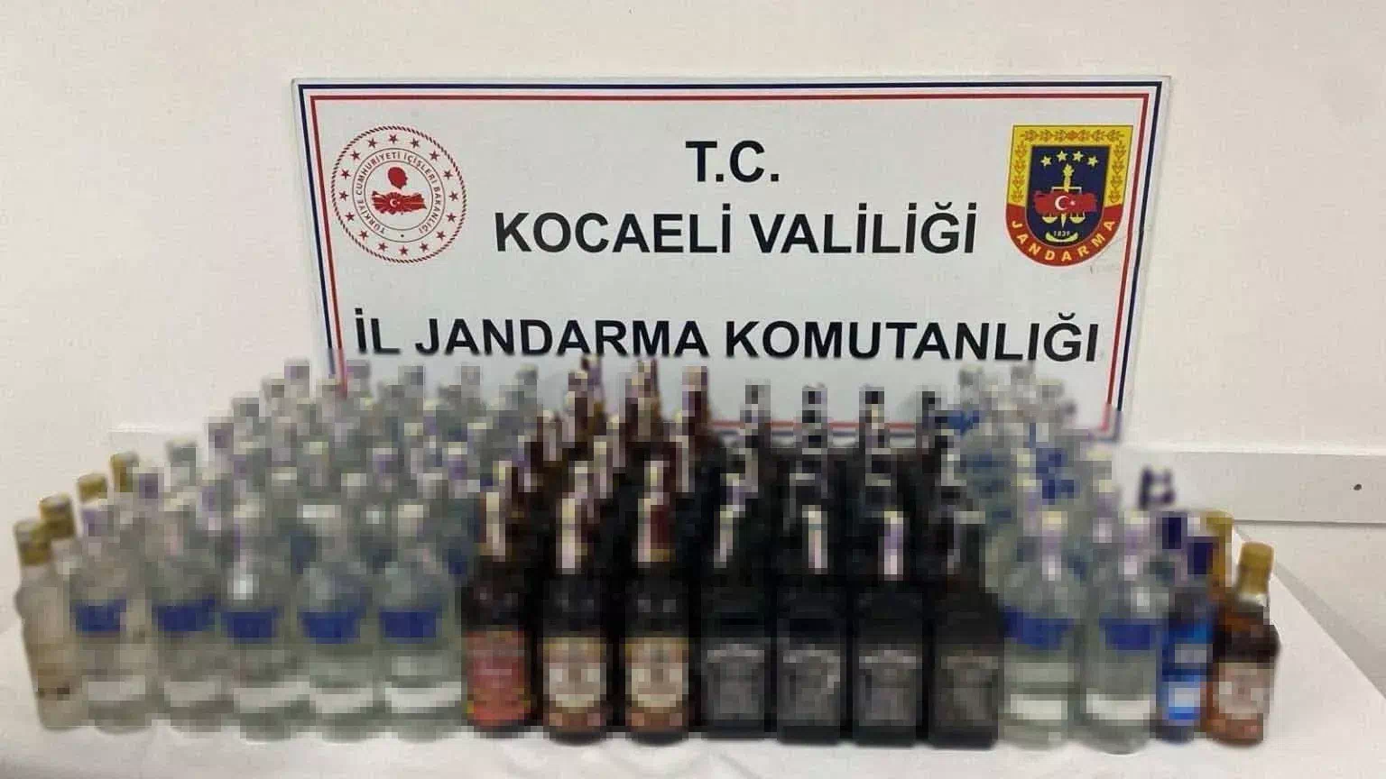 Kocaeli’de Jandarma Ekipleri Tarafından Yapılan Operasyonda 103 Şişe Kaçak ve Sahte Alkol Ele Geçirildi.