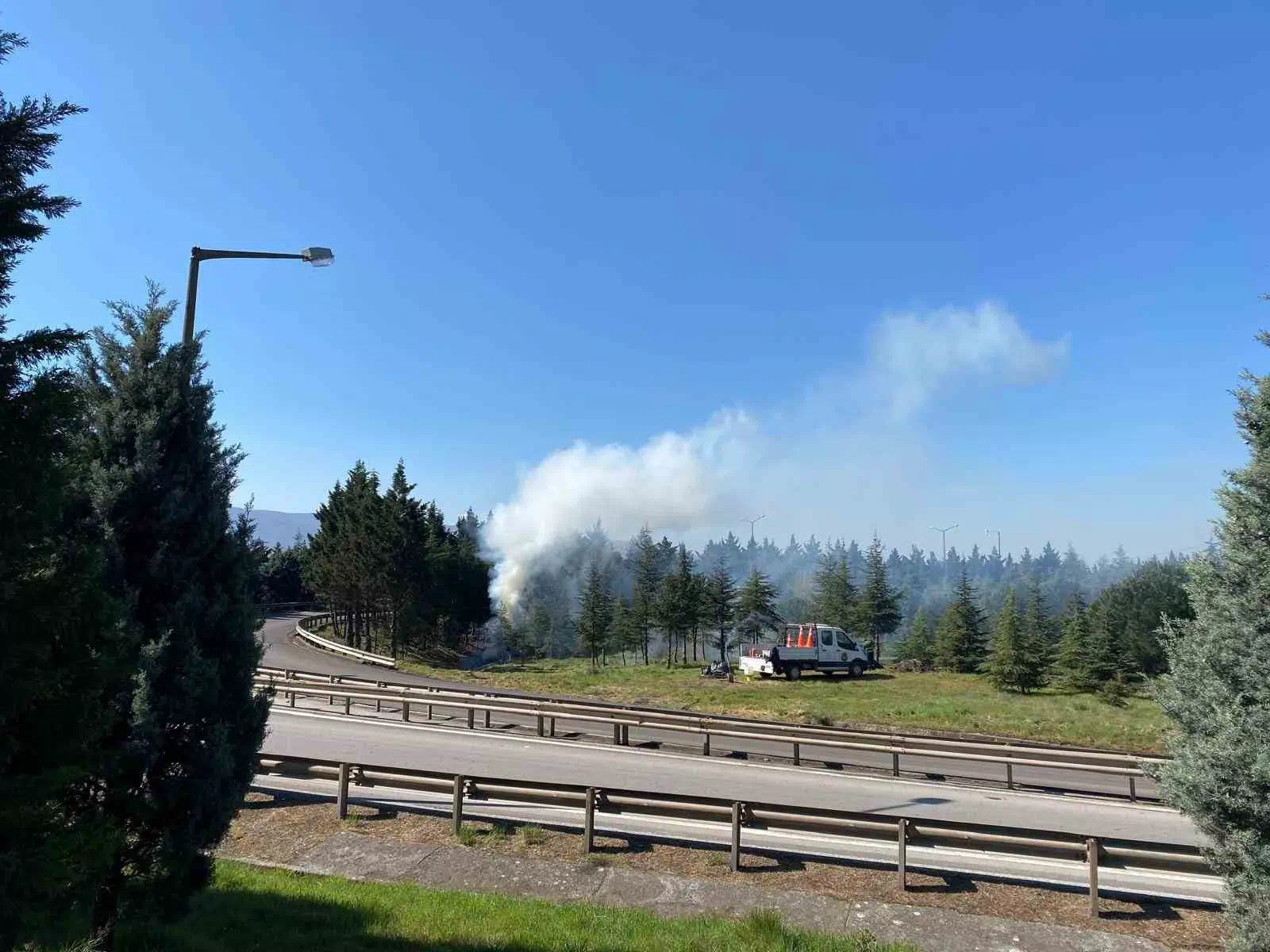 Kocaeli’de Karayolları, Ağaç Budama Atıklarını Yakarken Vatandaşların Tepkisine Maruz Kaldı