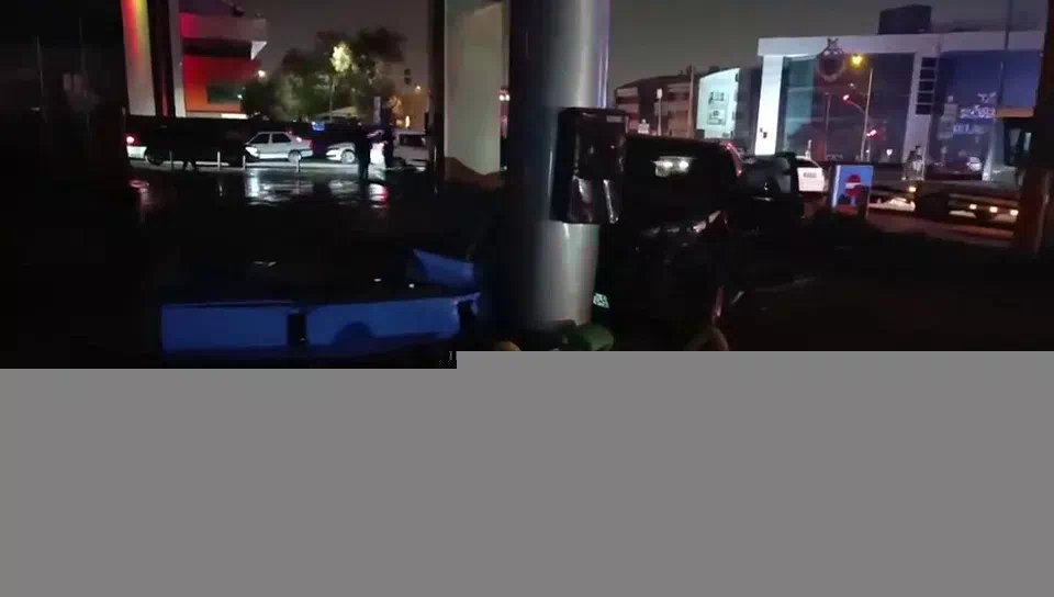Kocaeli’de kavşakta çarpışan araçlardan biri benzin istasyonuna girdi.