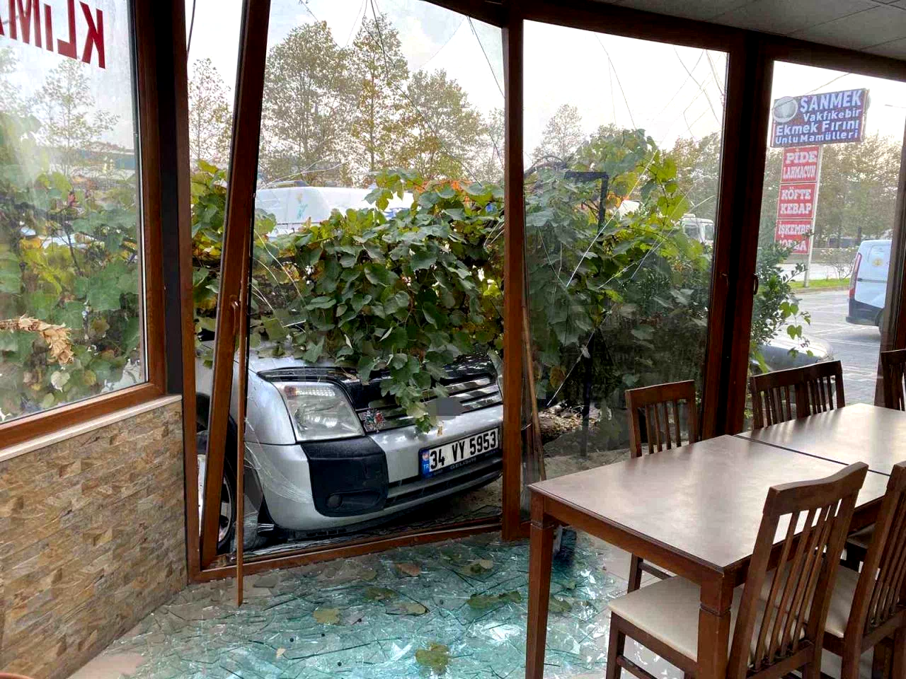 Kocaeli’de kontrolden çıkan otomobil dehşet saçtı: 1 ölü, 3 yaralı