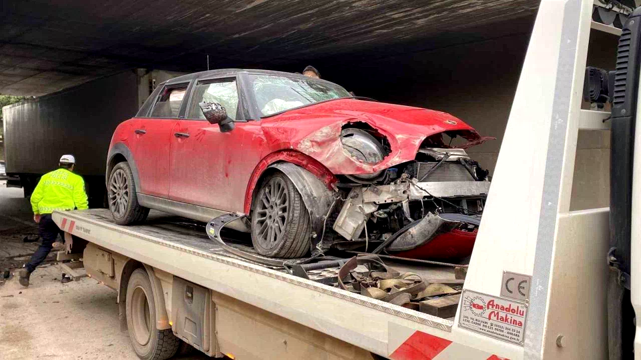 Kocaeli’de köprü ayağına çarpan otomobilin sürücüsü yaralandı