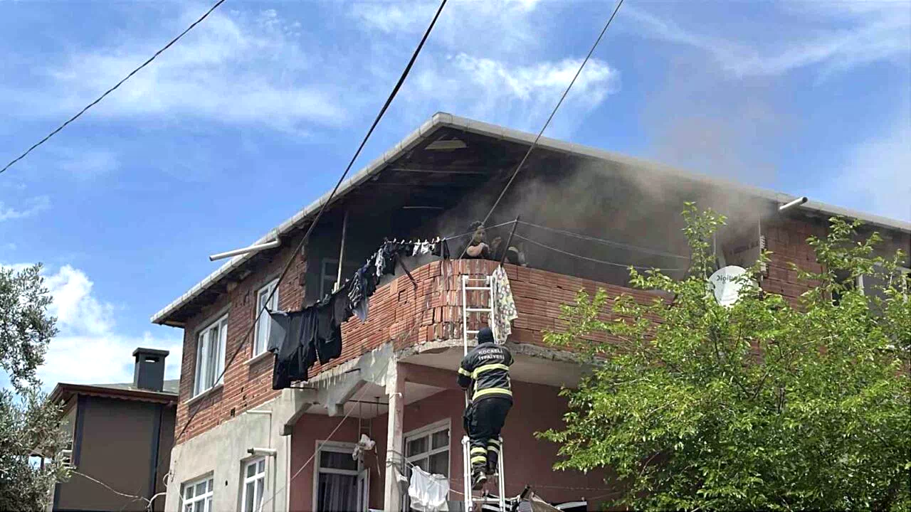 Kocaeli’de korkutan yangın: Balkonda mahsur kalan anne ve bebeği itfaiye kurtardı