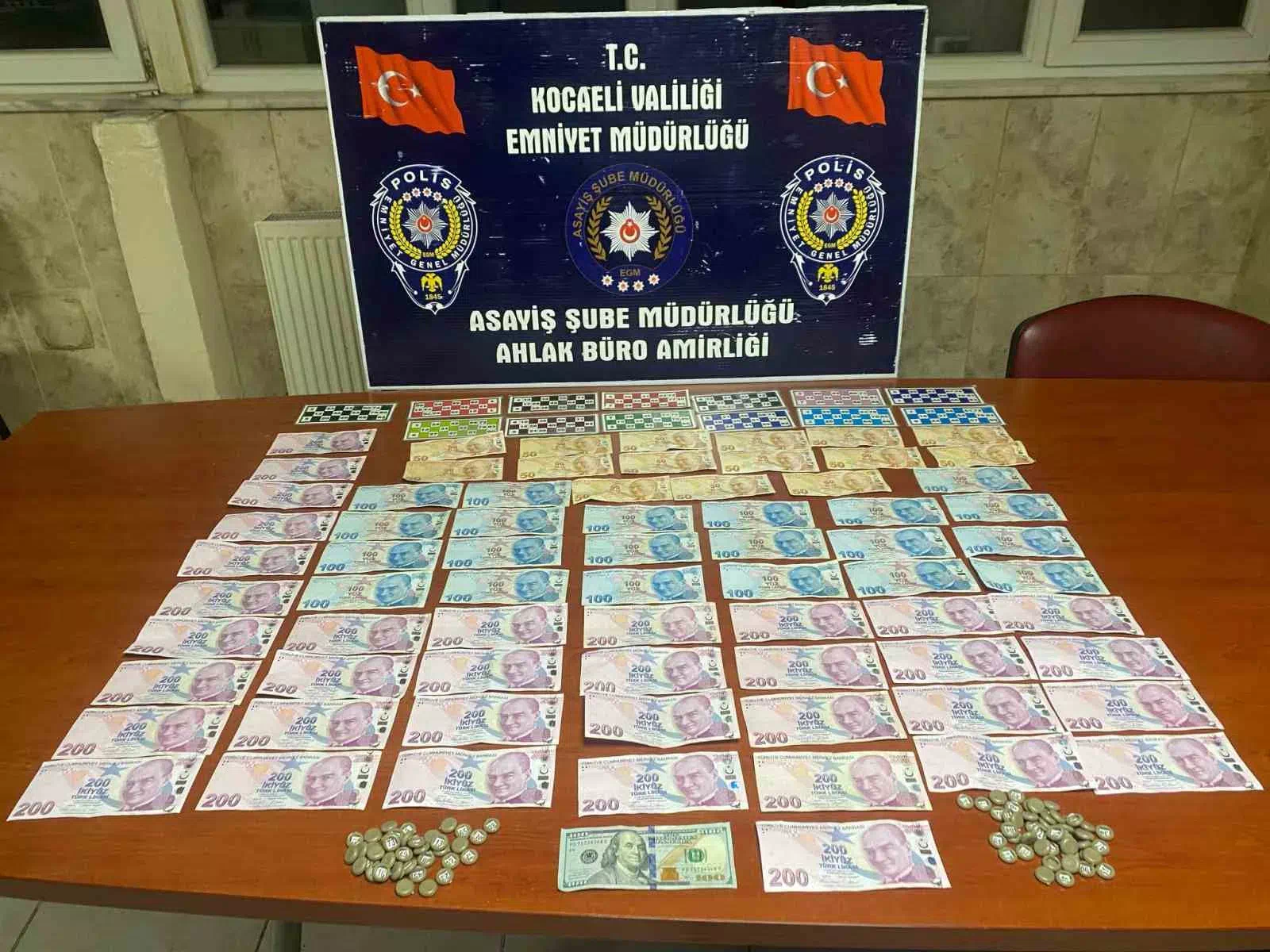 Kocaeli’de kumar oynatılan mekana operasyon: 9 kişiye 83 bin 223 TL ceza!