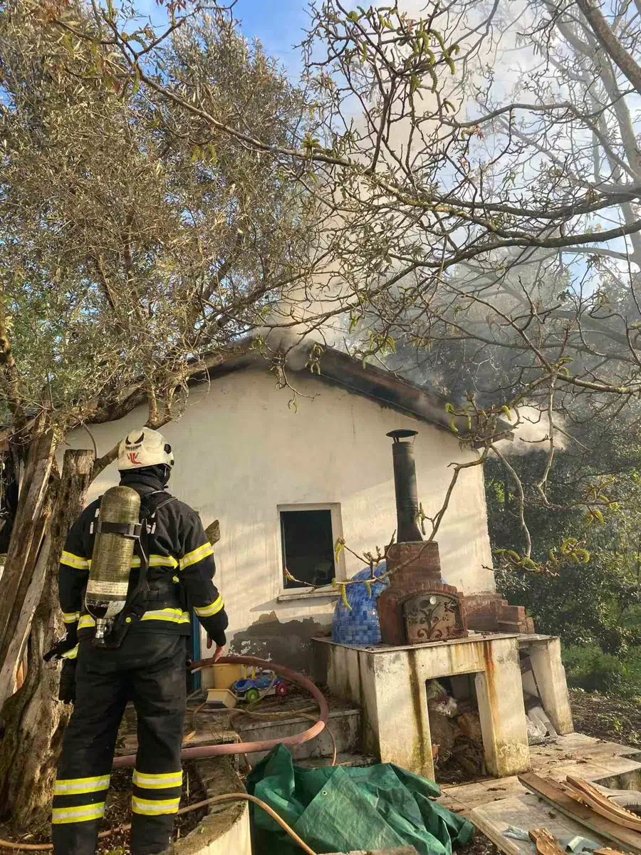 Kocaeli’de mangal yangını: Çatıda büyük hasar!