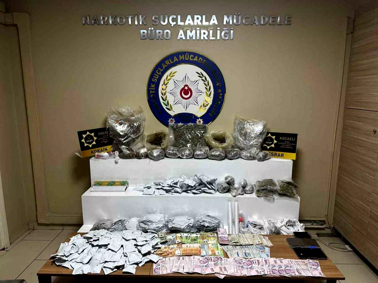 Kocaeli’de narkotik baskını: 5 şüpheli yakalandı, 9 kilo uyuşturucu ele geçti