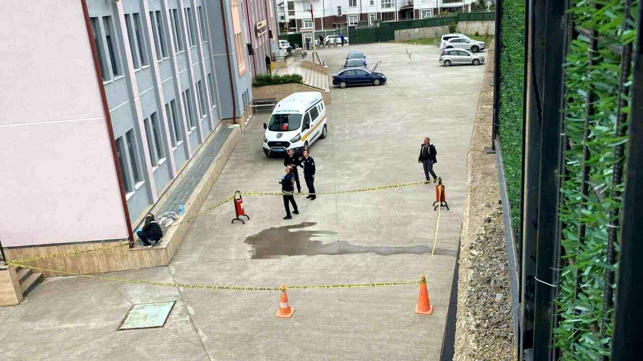 Kocaeli’de okulun 4’üncü katından düşen liseli ağır yaralandı