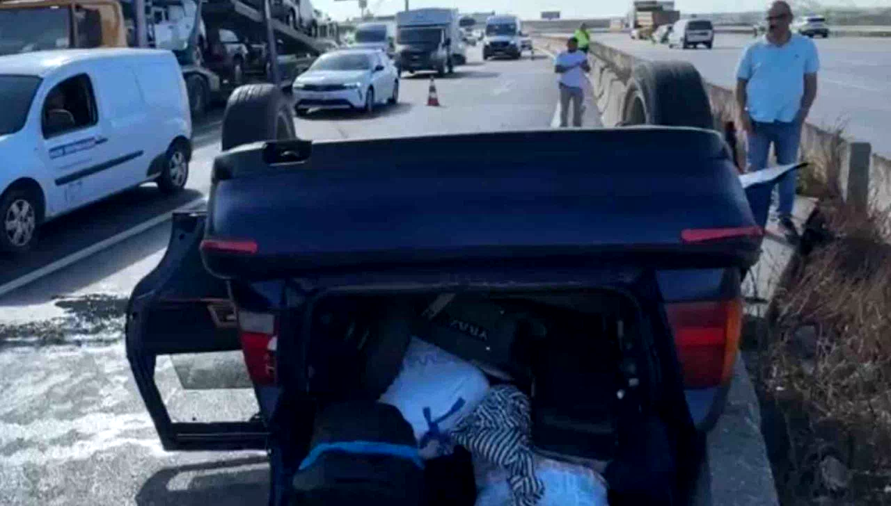 Kocaeli’de oto çekiciyle çarpışan otomobil devrildi: 3 yaralı