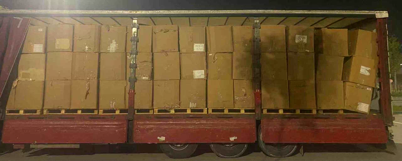 Kocaeli’de sahte belgeli tırda tonlarca kaçak tütün ele geçirildi