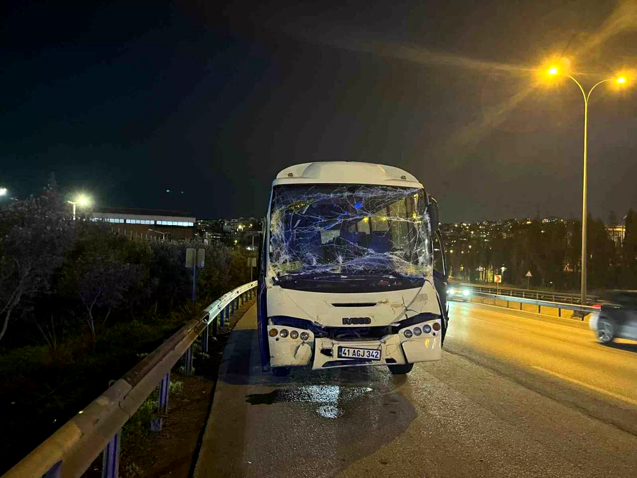 Kocaeli’de servis minibüsü tıra çarptı: 6 yaralı