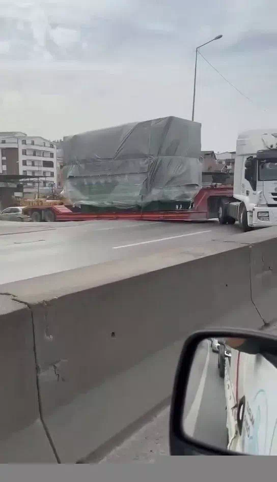 Kocaeli’de tali yoldan ana yola çıkan tırın dorsesi askıda kaldı, trafik kilitlendi.
