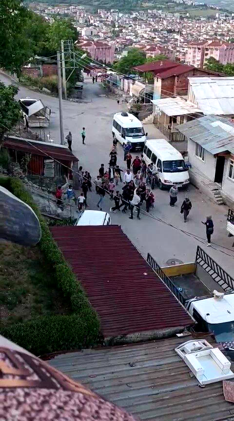 Kocaeli’deki iki grubun kavgasında tuğlalar havada uçuştu