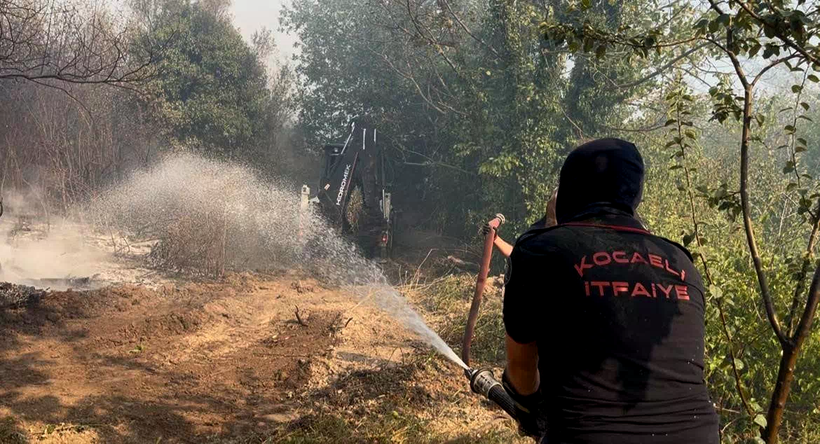 Kocaeli’deki orman yangınına 10 helikopter ve 6 uçakla müdahale sürüyor