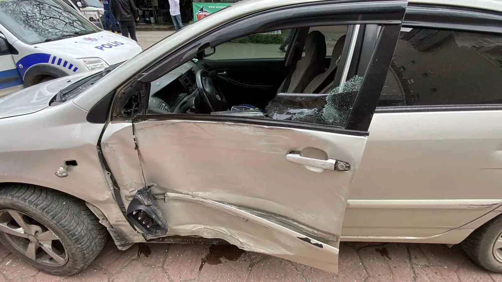 Kocaeli İzmit’te Freni Tutmayan Otomobil Kaza Yaptı: 2 Yaralı