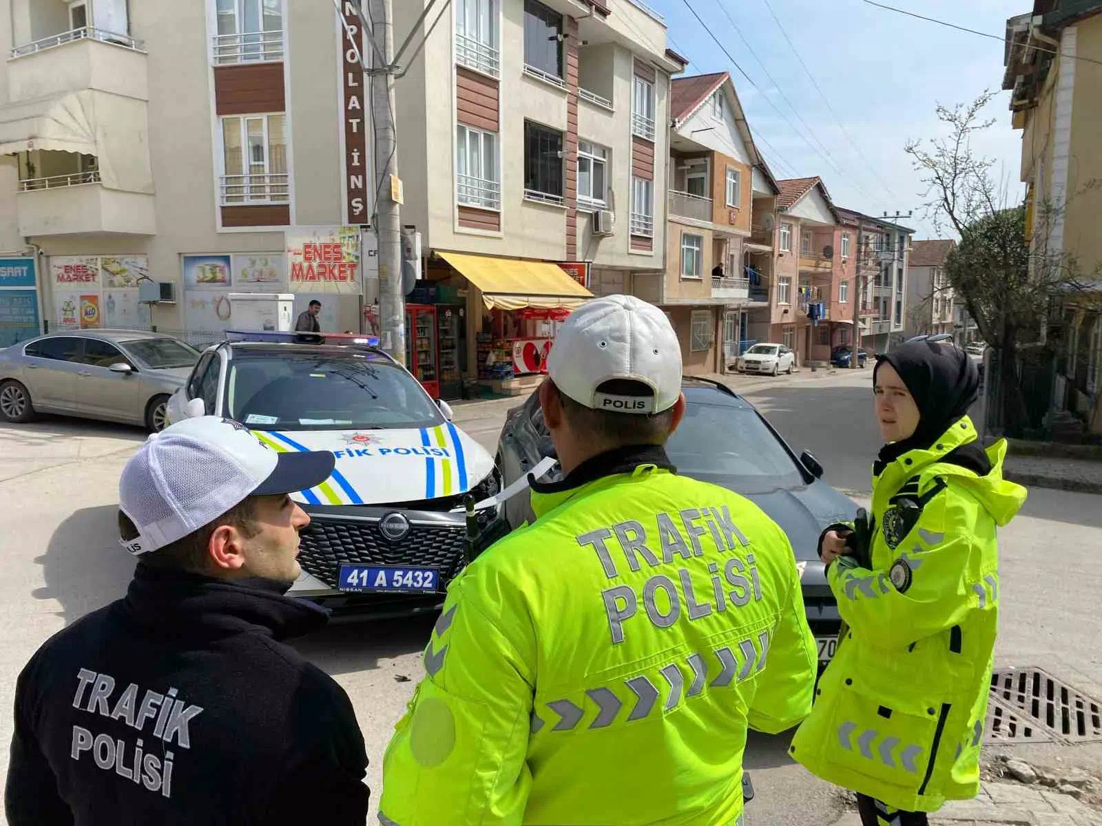 Kocaeli İzmit’te Polis Aracıyla Otomobil Çarpıştı, Yaralanan Olmadı