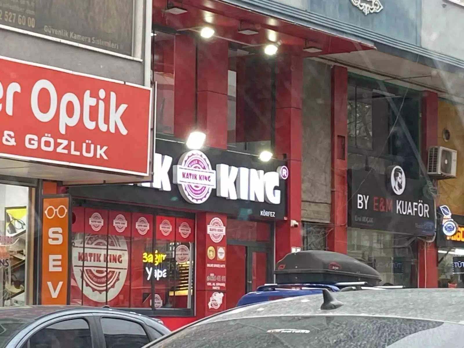 Kocaeli’nde 300’den fazla kişi tavuk dönerden zehirlendi, işletme kapatıldı.