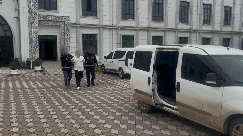 KOCAELİ’NDE GENÇ, EVİNİN ÖNÜNDE BIRAKLAYAN ŞÜPHELİ TUTUKLANDI