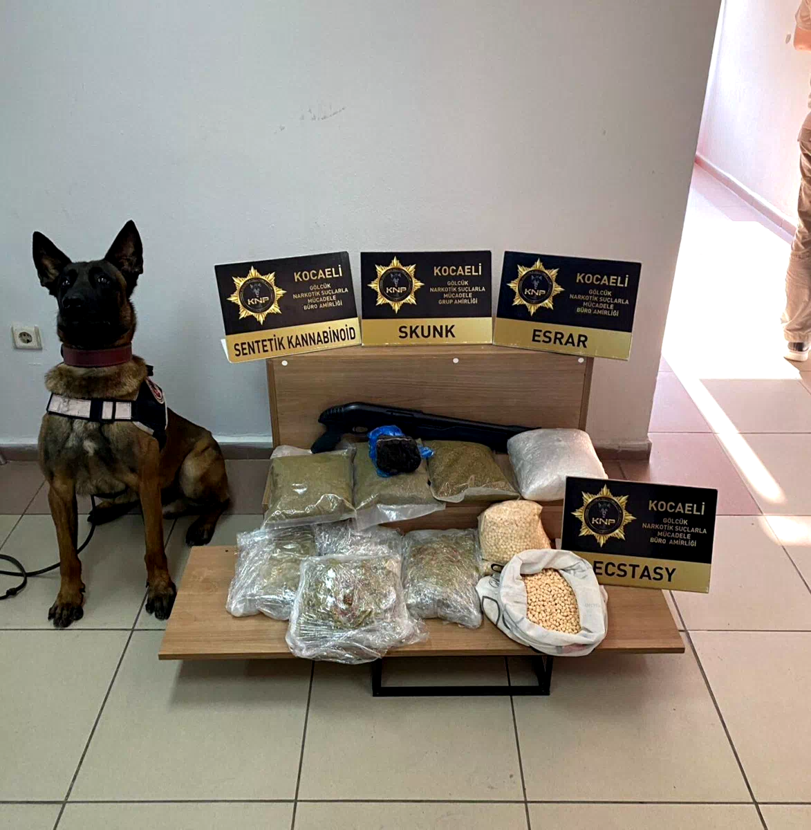 Kocaeli’nde uyuşturucu operasyonu: 9 bin 900 ecstasy hap ele geçirildi