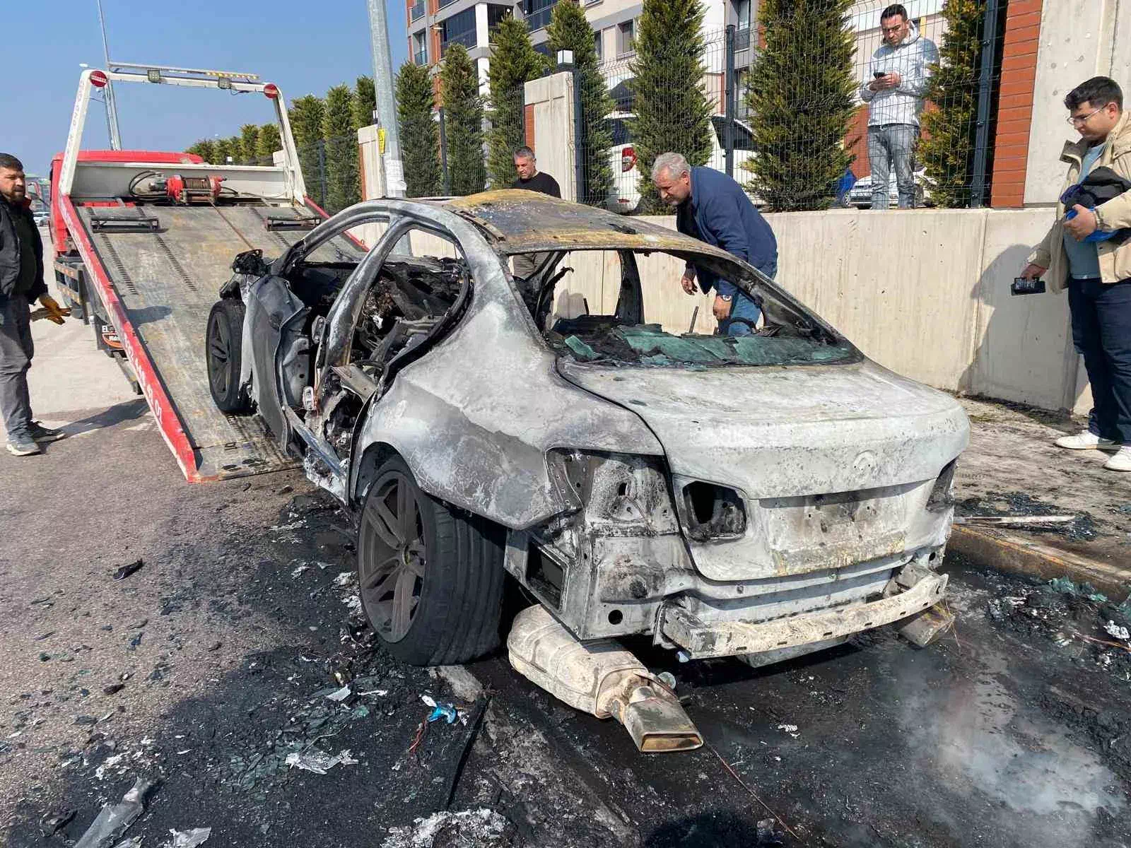Kocaeli’nin Körfez ilçesinde park halindeki otomobil alev aldı ve küle döndü.
