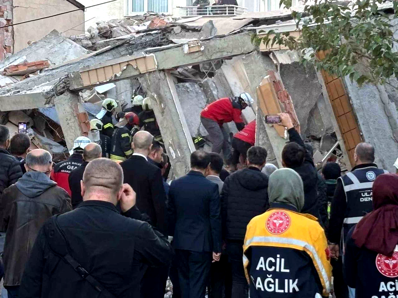 Kocaeli Valisi Aktaş: “İçeride olduğunu teyit ettiğimiz 5 kişiyle henüz temas yok”
