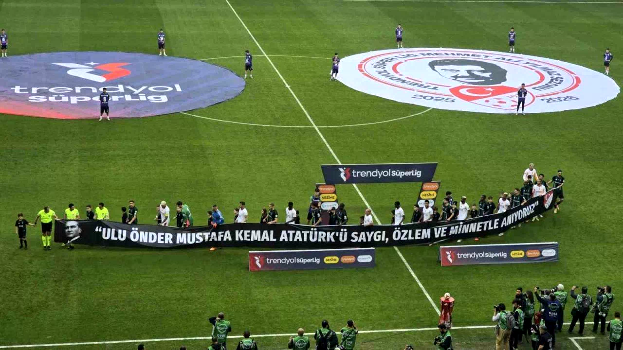 Kocaelispor – Galatasaraylı futbolcular sahaya 10 Kasım pankartıyla çıktı